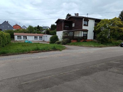 **RESERVIERT** Anwesen in zentraler innerörtl. Lage auf 1400 qm incl. großer Halle u. 2 Garagen