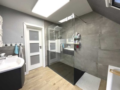 Stilvolles Zweifamilienhaus mit hochwertiger Ausstattung und zeitgemäßer PV-Anlage.