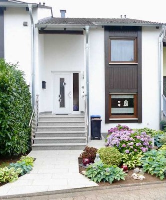 Reihenmittelhaus in Ruhiglage mit schönem Garten und Garage