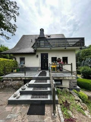 Idyllisch gelegenes 7-Zi. EFH mit 2 Balkonen, Carport, 3 Bädern und Garage im schönen Zschopautal