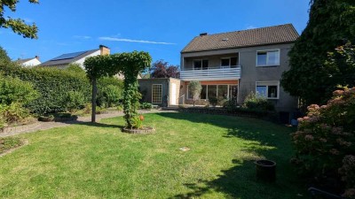 Freistehendes Einfamilienhaus mit Garage, Carport, schönem Garten, ruhige Lage, in Hillerheide