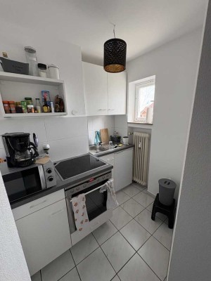 Helle möblierte Einzimmerwohnung mit Balkon