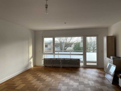 Helle 2,5 Zimmer Wohnung mit großem Balkon