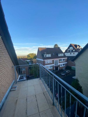 Ansprechende 1-Zimmer-Dachgeschosswohnung mit Balkon und Einbauküche in Hürth