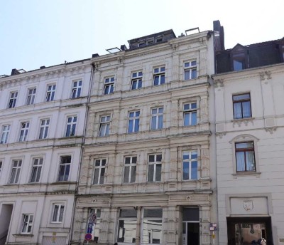 IDEALE SINGLE WOHNUNG IM HINTERHAUS - DENKMAL  
IN ZENTRALER STADTLAGE