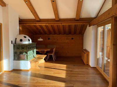 Teilmöblierte Dachgeschosswohnung mit Terrasse und Parkplätzen in Aurach