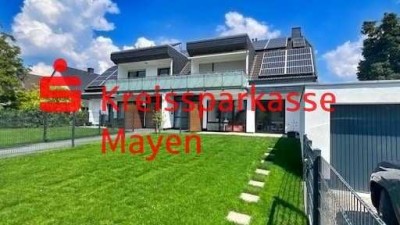 Erdgeschoßwohnung mit eigenem Gartenanteil, Terrasse und Balkon.