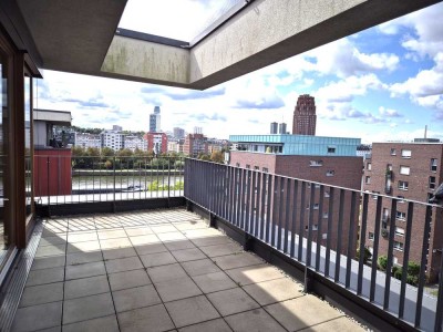 *Schicke Penthousewohnung mit Blick auf den Main und die Skyline*