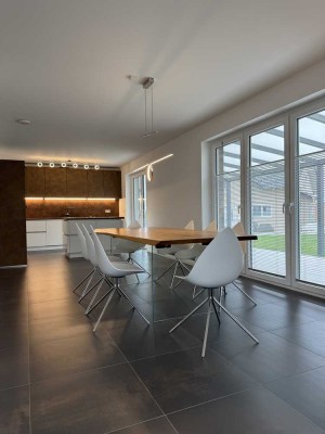 Freistehendes, modernes Einfamilienhaus (KfW 40+ Energieeffizienzhaus)  mit Solaranlage & Wärmepumpe