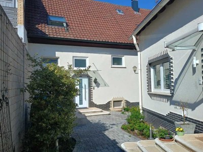 Großzügiges EFH mit Blick auf das Haus der Deutschen Weinstraße