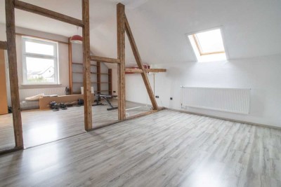 Frisch renovierte Dachgeschosswohnung auf 63 m² mit Wannenbad, Einbauküche und hohen Decken