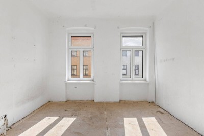 Helle Altbauwohnung inklusive Balkon - sanierungsbedürftig