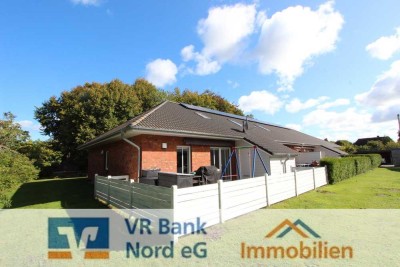Neuwertige Reihenhausendscheibe mit Carport in KfW 40+ Standard