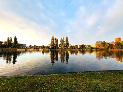 Urbanes Wohnen am Wasser: 2 Zimmer mit direktem Spreeblick!