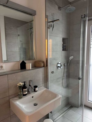 Zentrales, möbliertes Appartement mit Stellplatz