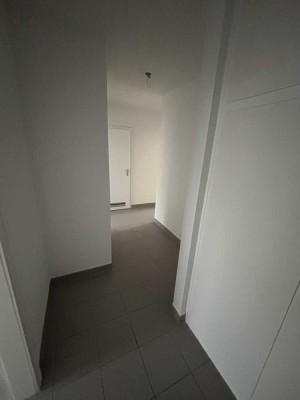 Frisch renovierte 2 Zimmer Wohnung mit Balkon & modernen Bad