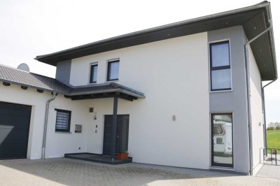 Modernes Einfamilienhaus mit großer Doppelgarage in Randlage