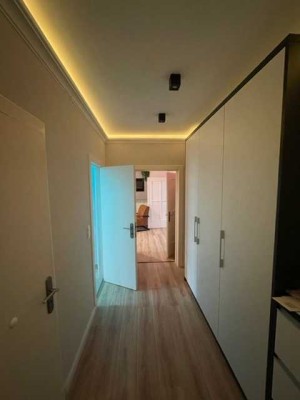 Top-sanierte Komfortwohnung mit LED-Ambiente, offener Küche und Ruheblick