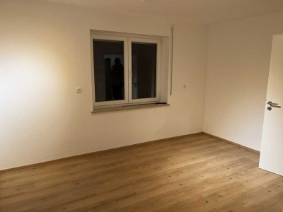 Geschmackvolle 4,5-Raum-EG-Wohnung mit gehobener Innenausstattung mit Balkon + Terrasse in Bissingen