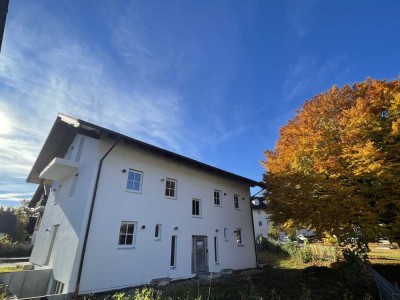 Rohbau-Doppelhaushälfte in Otterfing mit TG-Stellplätzen zum Eigenausbau