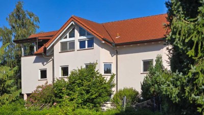 Vielfältiges Wohnhaus mit vier Ebenen und zwei Hauseingängen am Ortsrand von Ober-Roden