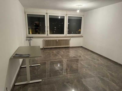 1 Zimmer * 35 qm  * Küche *  Bad * Aufzug * ab Sofort Frei *