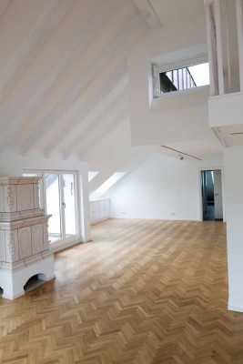 Helle, geräumige und umfassend sanierte/renovierte Dachgeschosswohnung in Harlaching