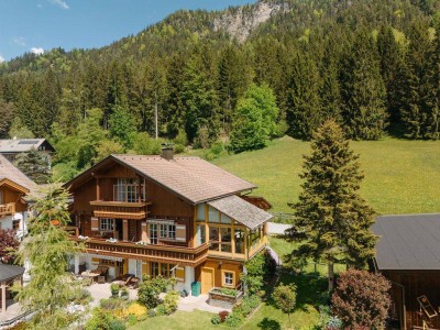 Wohnen, wo andere Urlaub machen – Haus am Weißensee mit Privatbadeteich