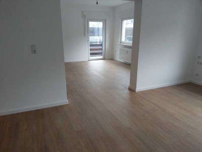 Zur Vermietung steht eine 100qm Wohnung in zentraler Lage.