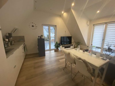 Stilvolle, neuwertige 2-Zimmer-DG-Wohnung - komplett möbliert