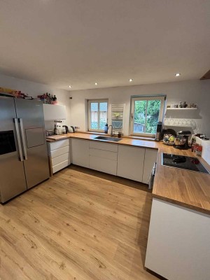 Sanierte 2,5-Zimmer-Wohnung mit Balkon und Einbauküche in Dietramszell