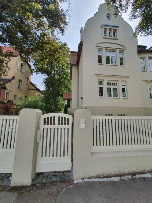 Möblierte geschmackvolle 4-Zimmer-EG-Wohnung mit Terrasse und Blick in den Garten