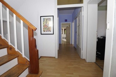 Charmantes EFH, kleiner Garten, Balkon und Garage