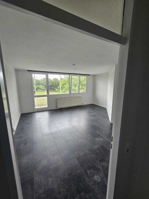 "Renovierte 2-Zimmer-Wohnung mit Balkon, neuer Küche & Tiefgaragenstellplatz",