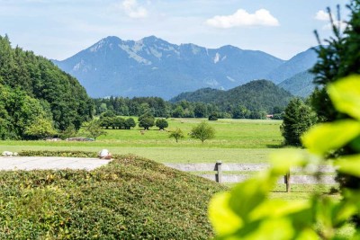 Traumgrundstück und Weitblick: 
Reizendes Einfamilienhaus im Chiemgau