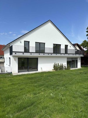 Moderne Doppelhaushälfte mit Garten und Terrasse