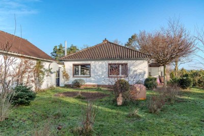 Walmdachbungalow mit Nebengebäude und Garage in ruhiger Randlage