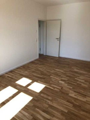 Sonnenlichtdurchflutete 2-Zimmerwhg., EK, Parkett,, Duschbad