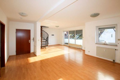 Lichtdurchflutete Maisonette mit Balkon, Stellplatz & viel Potenzial Sofort bezugsfrei!