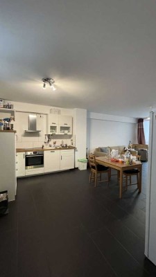 Exklusive 2 Zimmer Wohnung mit Einbauküche, Terrasse und Eckbadewanne