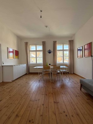 Charmante, voll möblierte 2-Zi-Altbauwohnung im denkmalgeschützten Rathaus – Blick auf Burgruine