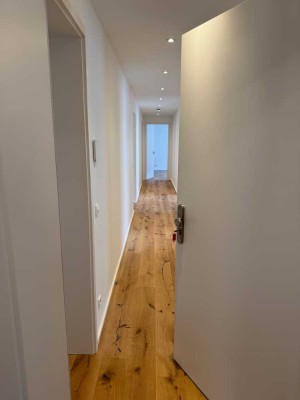 Newly Built, spacious 5-room apartment with Balcony/New Kitchen
