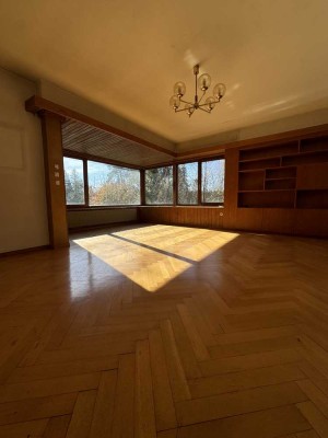 Freistehendes Einfamilienhaus mit großem Garten und Pool