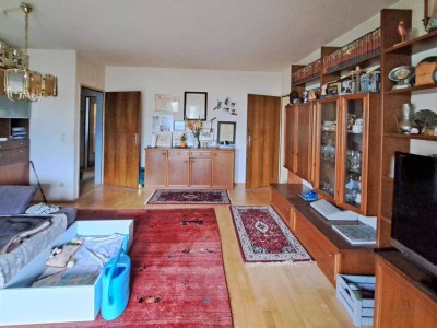 3 Zimmer + 2 Balkone sanierungsbedürftig