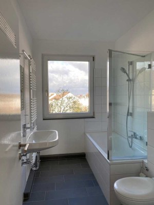 Von Privat: Hochwertige, helle, sanierte 2ZiKDB-Wohnung mit Balkon - in AC-Forst Schönrathstraße