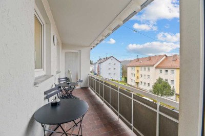 Neu sanierte 2 Zimmer Wohnung. Mit Einbauküche, Balkon, Parkplatz. WG geeignet.