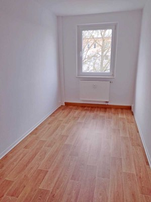 4-Raum-Wohnung mit Badewanne, Balkon und 2 PKW-Stellplätzen! Bezug ab 01.10.25 möglich!