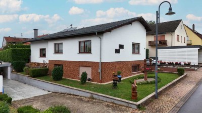 Familienidylle in Sponheim – Bungalow mit Garten, Pool und Einliegerwohnung