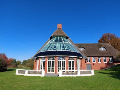 Charmante Landhausvilla mit Reetdach und eigenem See
