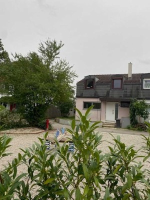 Reiheneckhaus mit Bergpanorama in Dornröschenschlaf